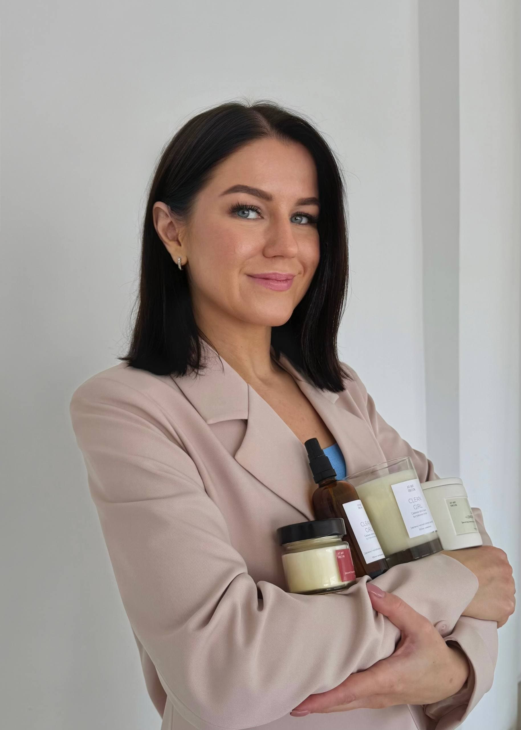 Алёна Трушникова, основатель AT ART DECOR, с продукцией